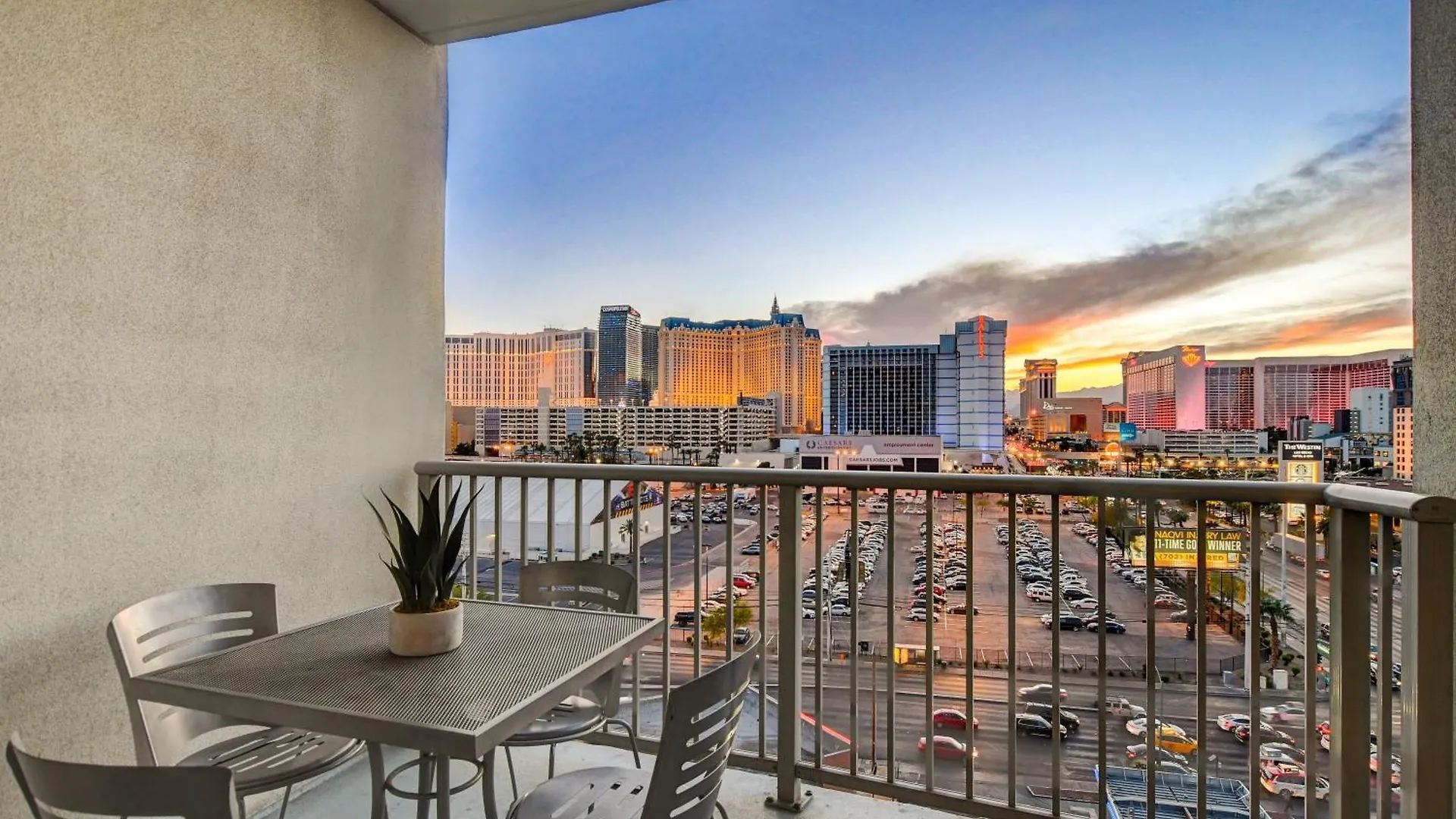 Ultimate Las Vegas Getaway One Bedroom Suite With Balcony, Kitchen, Gym, Pool & Free Parking