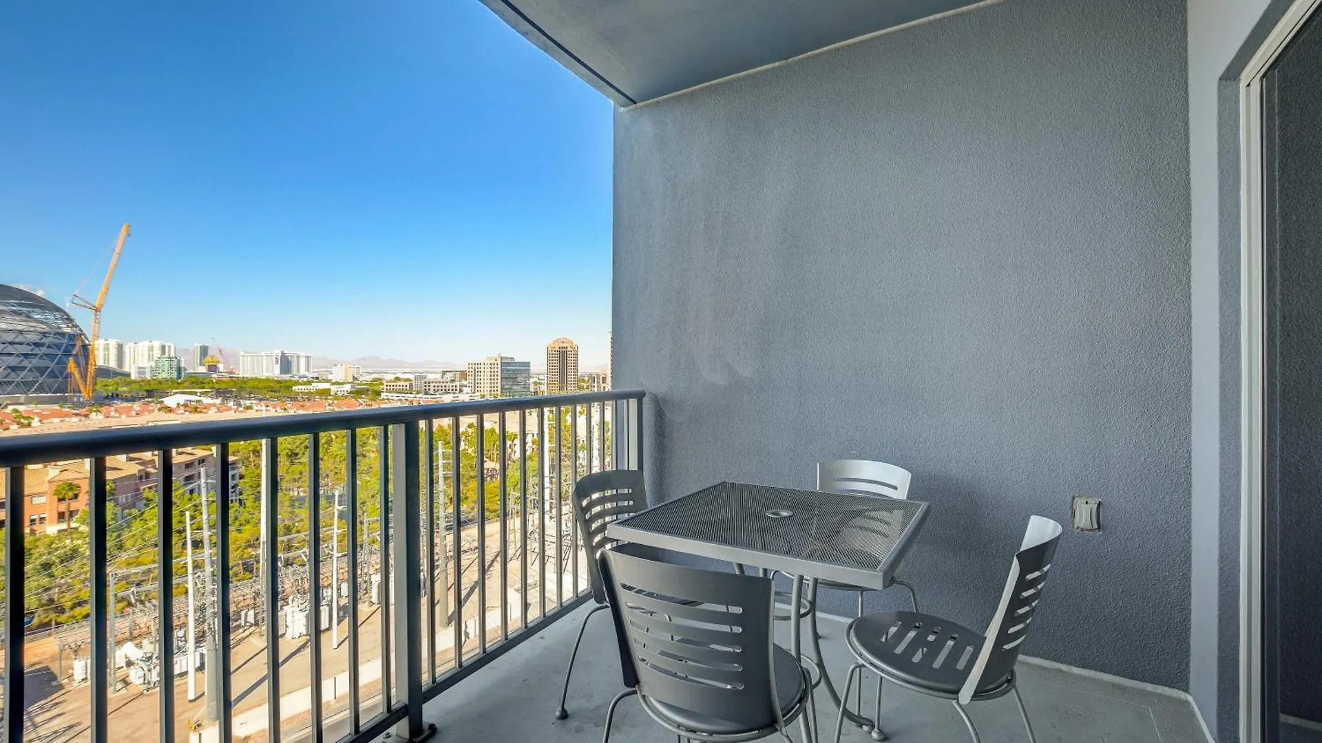 Ultimate Las Vegas Getaway One Bedroom Suite With Balcony, Kitchen, Gym, Pool & Free Parking Aparthotel