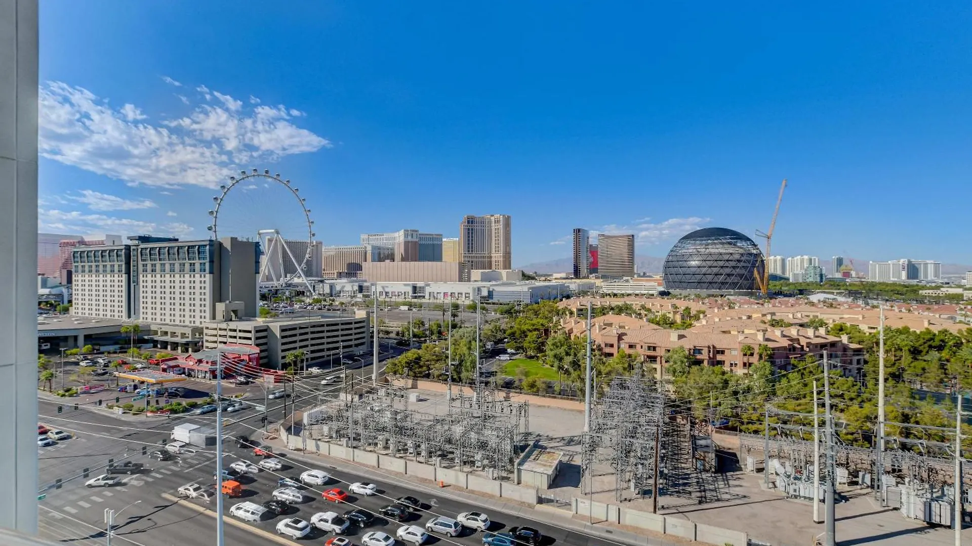 Ultimate Las Vegas Getaway One Bedroom Suite With Balcony, Kitchen, Gym, Pool & Free Parking