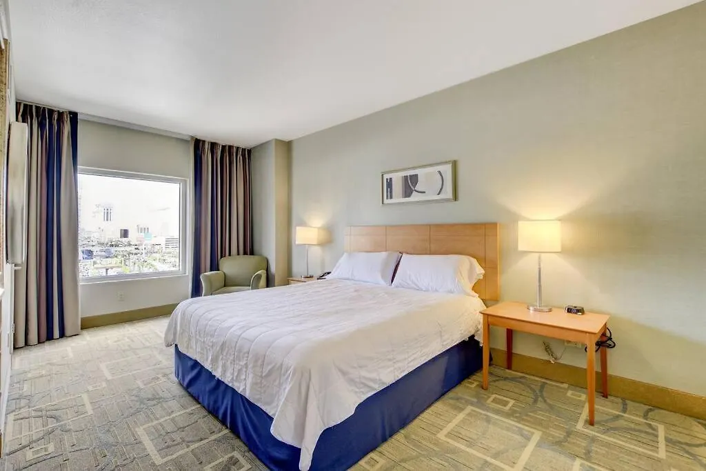 Ultimate Las Vegas Getaway One Bedroom Suite With Balcony, Kitchen, Gym, Pool & Free Parking