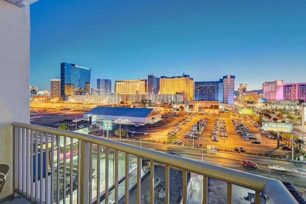 Ultimate Las Vegas Getaway One Bedroom Suite With Balcony, Kitchen, Gym, Pool & Free Parking
