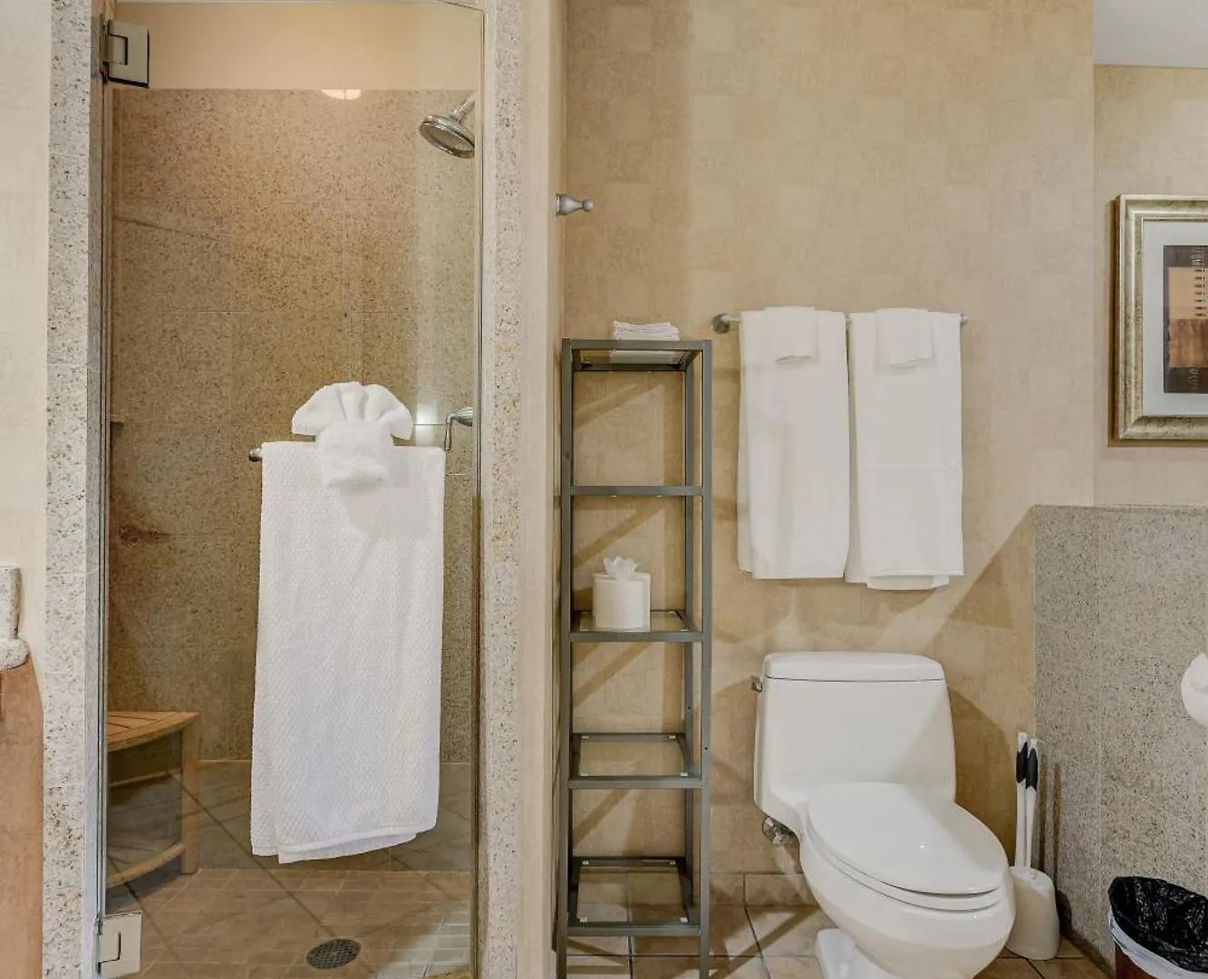 Ultimate Las Vegas Getaway One Bedroom Suite With Balcony, Kitchen, Gym, Pool & Free Parking